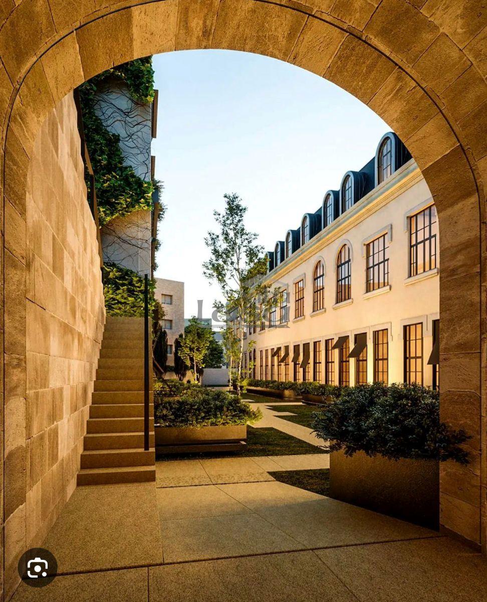 T1 Edifício da Antiga Faculdade de Farmácia (em frente à Igreja de Cedofeita) Porto.