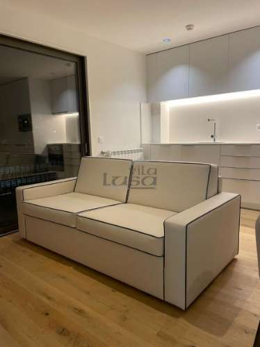 T1 Edifício da Antiga Faculdade de Farmácia (em frente à Igreja de Cedofeita) Porto.