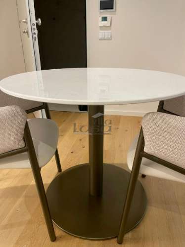 T1 Edifício da Antiga Faculdade de Farmácia (em frente à Igreja de Cedofeita) Porto.