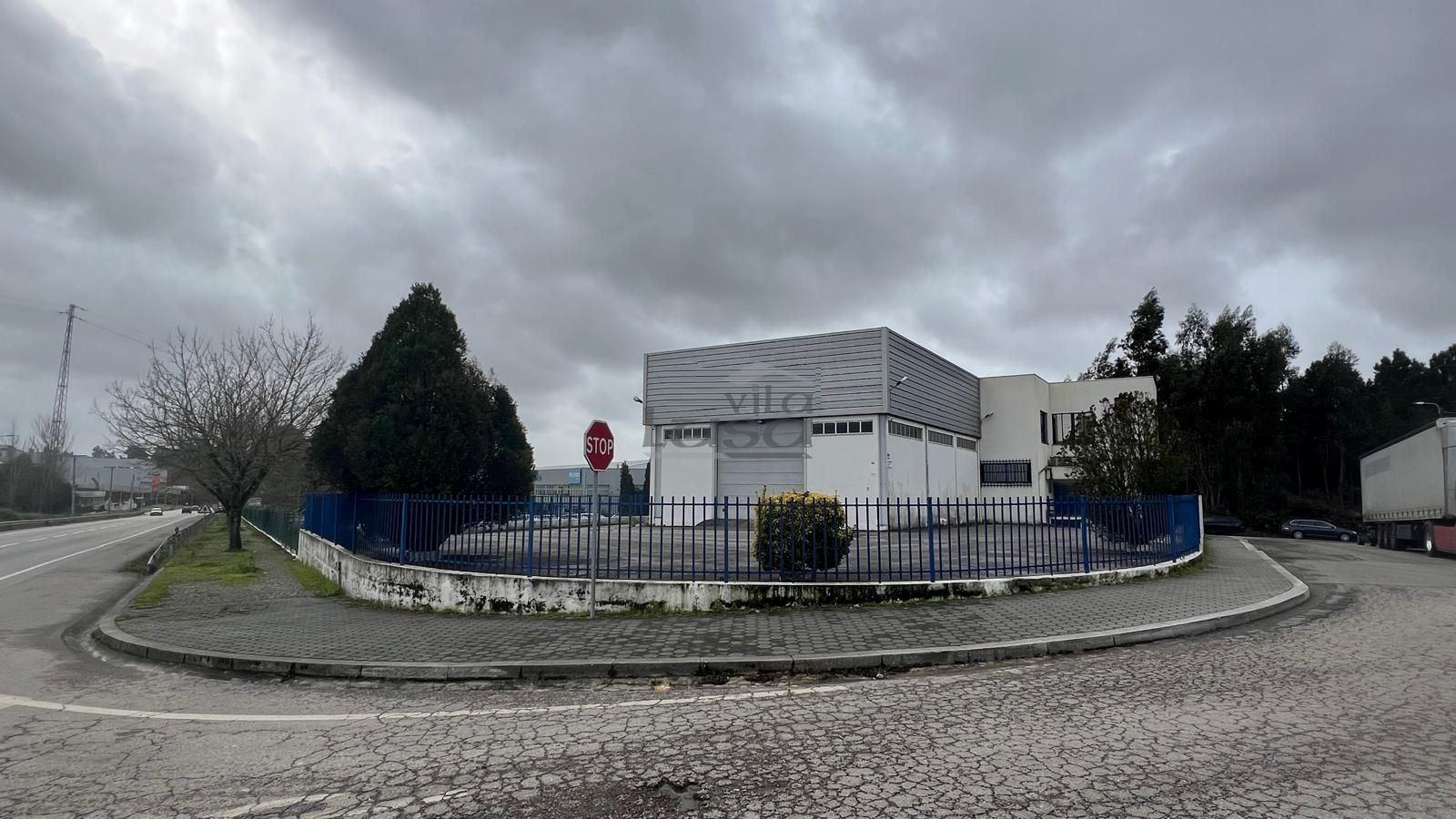 Edifício armazém e escritórios em Avintes V.N. de Gaia.