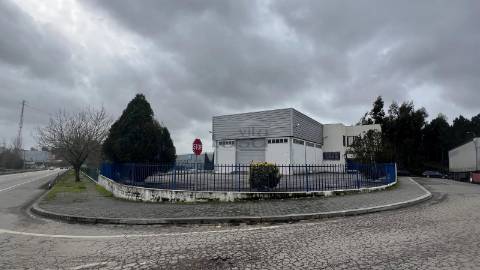 Edifício armazém e escritórios em Avintes V.N. de Gaia.