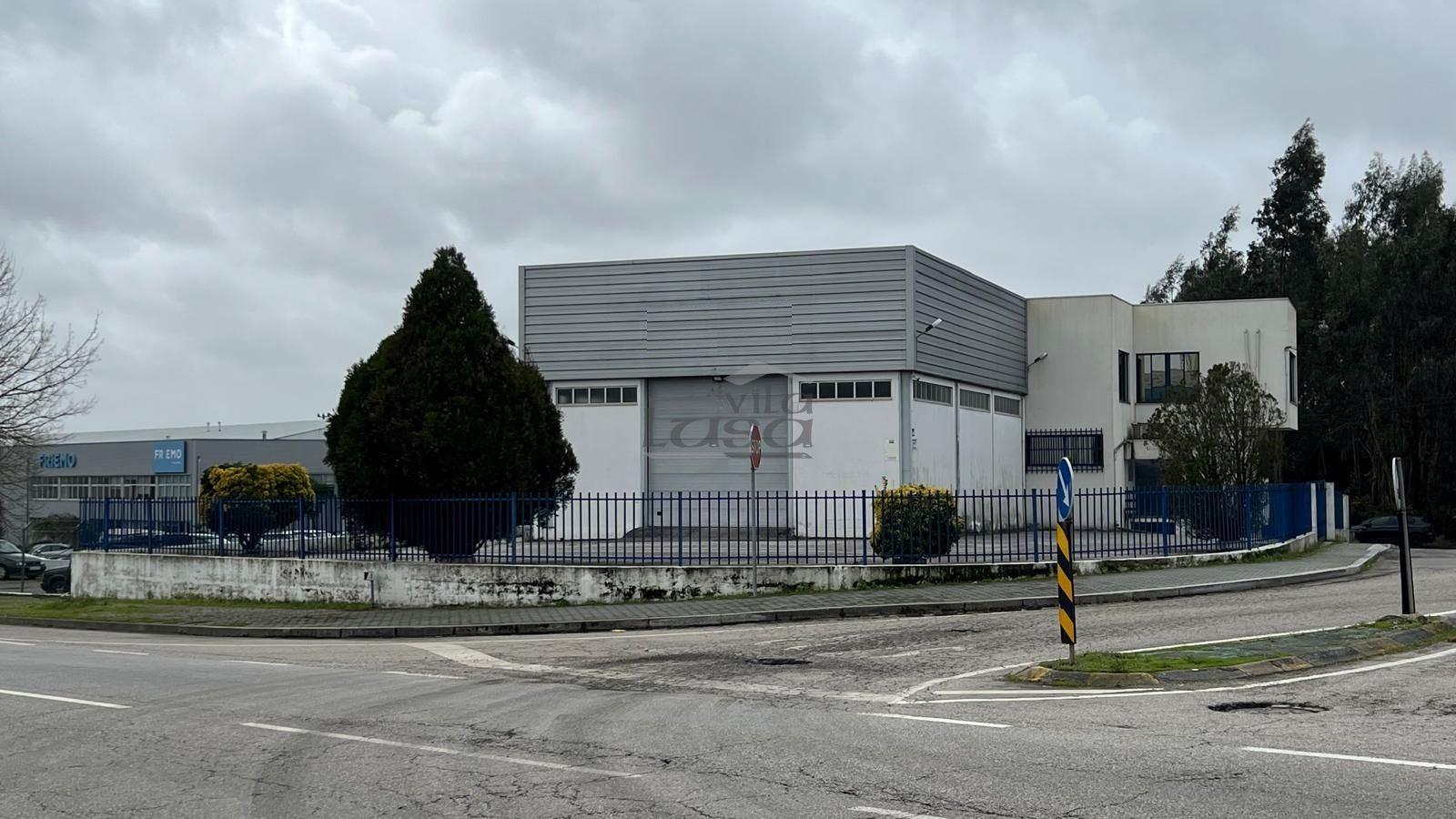 Edifício armazém e escritórios em Avintes V.N. de Gaia.