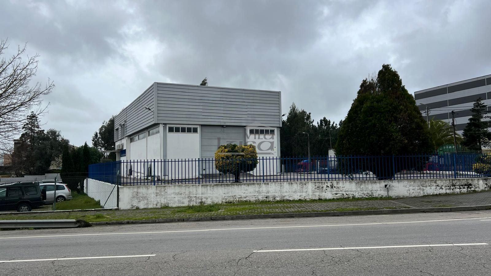 Edifício armazém e escritórios em Avintes V.N. de Gaia.