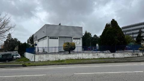 Edifício armazém e escritórios em Avintes V.N. de Gaia.