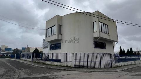 Edifício armazém e escritórios em Avintes V.N. de Gaia.