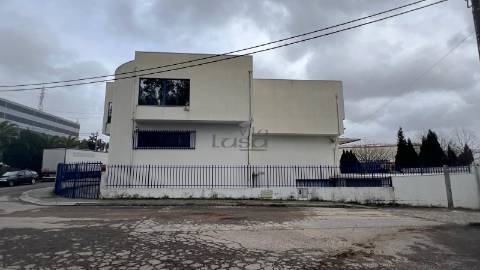 Edifício armazém e escritórios em Avintes V.N. de Gaia.