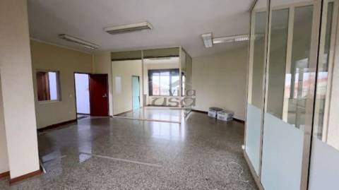 Edifício armazém e escritórios em Avintes V.N. de Gaia.