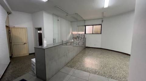 Edifício armazém e escritórios em Avintes V.N. de Gaia.