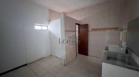 Edifício armazém e escritórios em Avintes V.N. de Gaia.