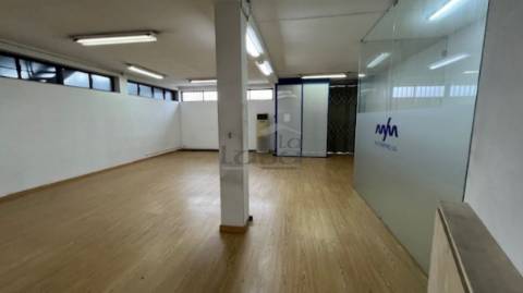 Edifício armazém e escritórios em Avintes V.N. de Gaia.