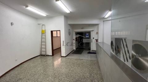 Edifício armazém e escritórios em Avintes V.N. de Gaia.