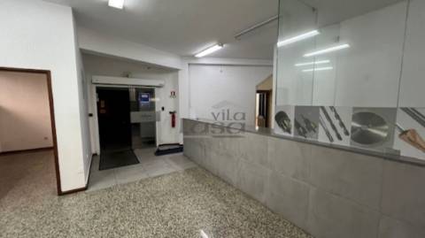 Edifício armazém e escritórios em Avintes V.N. de Gaia.