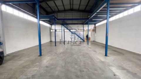 Edifício armazém e escritórios em Avintes V.N. de Gaia.