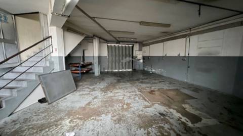 Edifício armazém e escritórios em Avintes V.N. de Gaia.