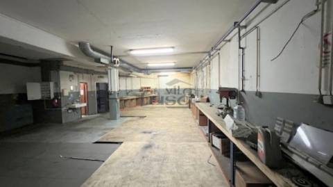 Edifício armazém e escritórios em Avintes V.N. de Gaia.