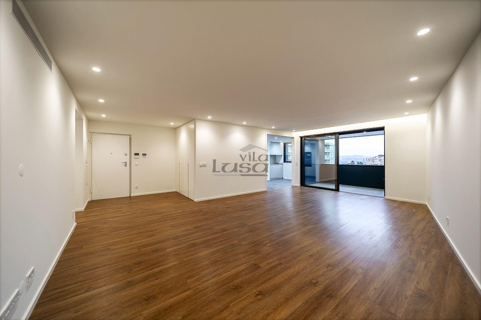 Apartamento T3 com Varanda e 2 Lugares de Garagem na Avenida da República  Santo Ovídio