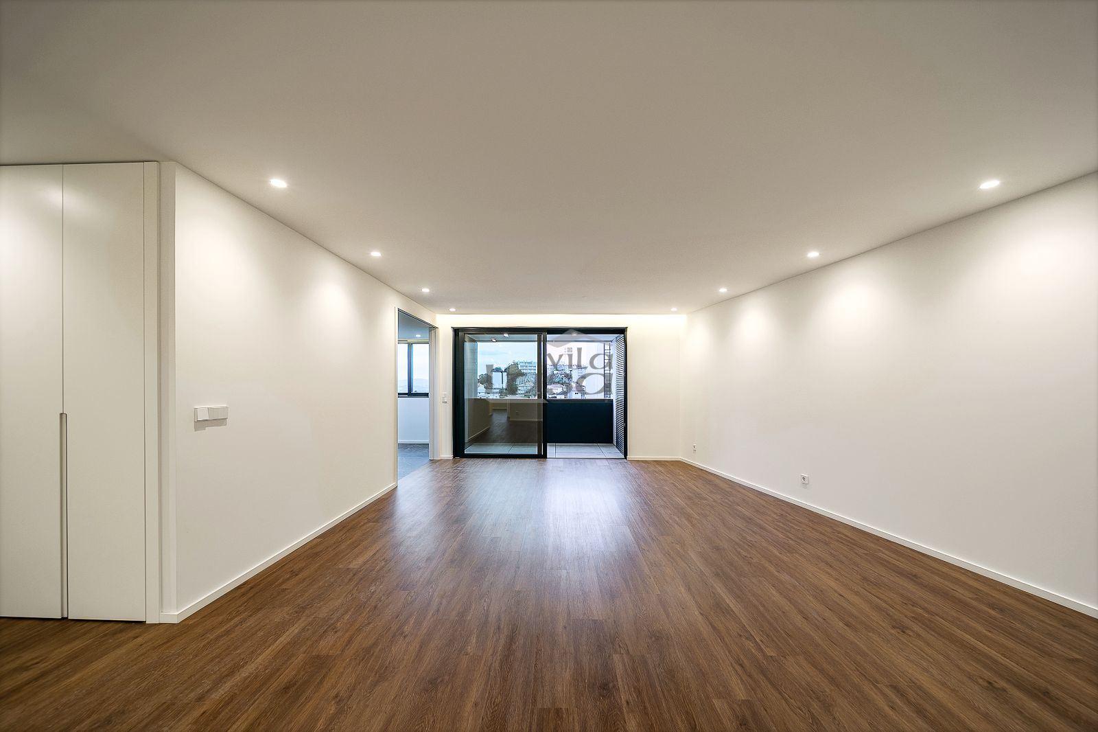 Apartamento T3 com Varanda e 2 Lugares de Garagem na Avenida da República  Santo Ovídio