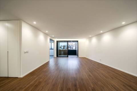 Apartamento T3 com Varanda e 2 Lugares de Garagem na Avenida da República  Santo Ovídio