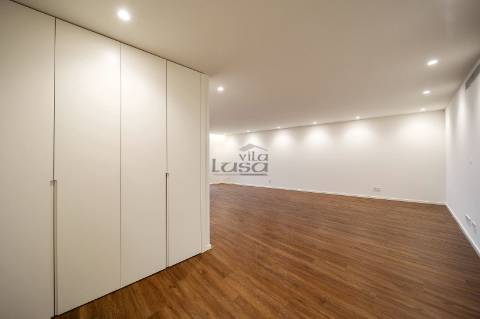 Apartamento T3 com Varanda e 2 Lugares de Garagem na Avenida da República  Santo Ovídio