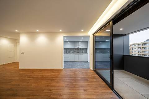 Apartamento T3 com Varanda e 2 Lugares de Garagem na Avenida da República  Santo Ovídio