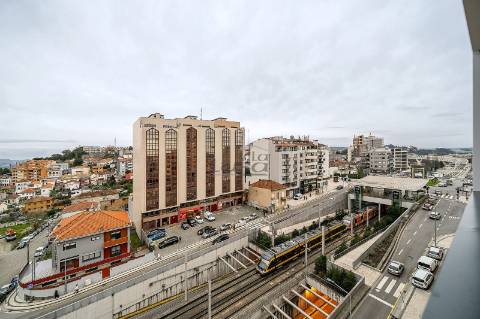 Apartamento T3 com Varanda e 2 Lugares de Garagem na Avenida da República  Santo Ovídio