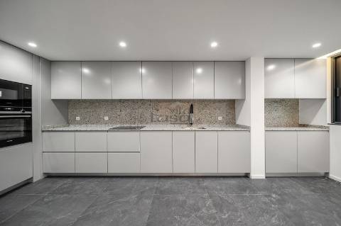 Apartamento T3 com Varanda e 2 Lugares de Garagem na Avenida da República  Santo Ovídio