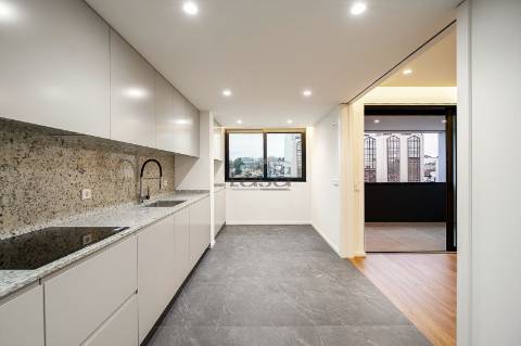 Apartamento T3 com Varanda e 2 Lugares de Garagem na Avenida da República  Santo Ovídio