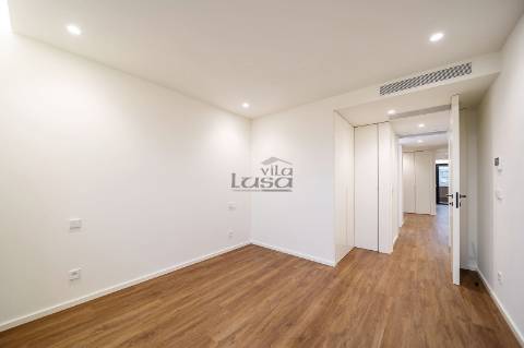 Apartamento T3 com Varanda e 2 Lugares de Garagem na Avenida da República  Santo Ovídio