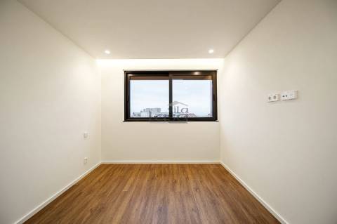 Apartamento T3 com Varanda e 2 Lugares de Garagem na Avenida da República  Santo Ovídio