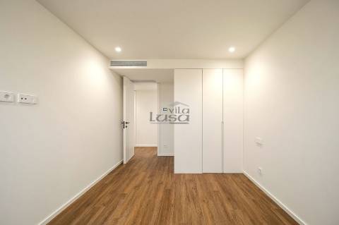 Apartamento T3 com Varanda e 2 Lugares de Garagem na Avenida da República  Santo Ovídio