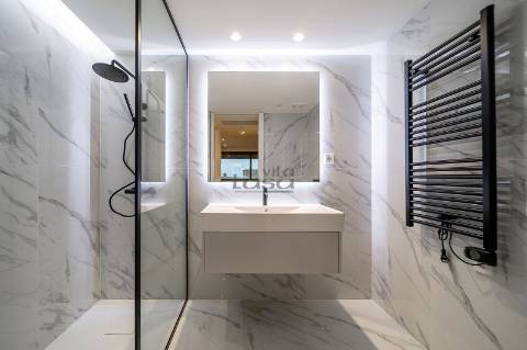 Apartamento T3 com Varanda e 2 Lugares de Garagem na Avenida da República  Santo Ovídio