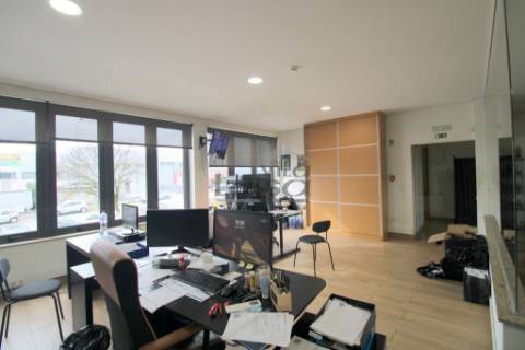 Armazém Industrial para Arrendamento | Zona Industrial de Alfena