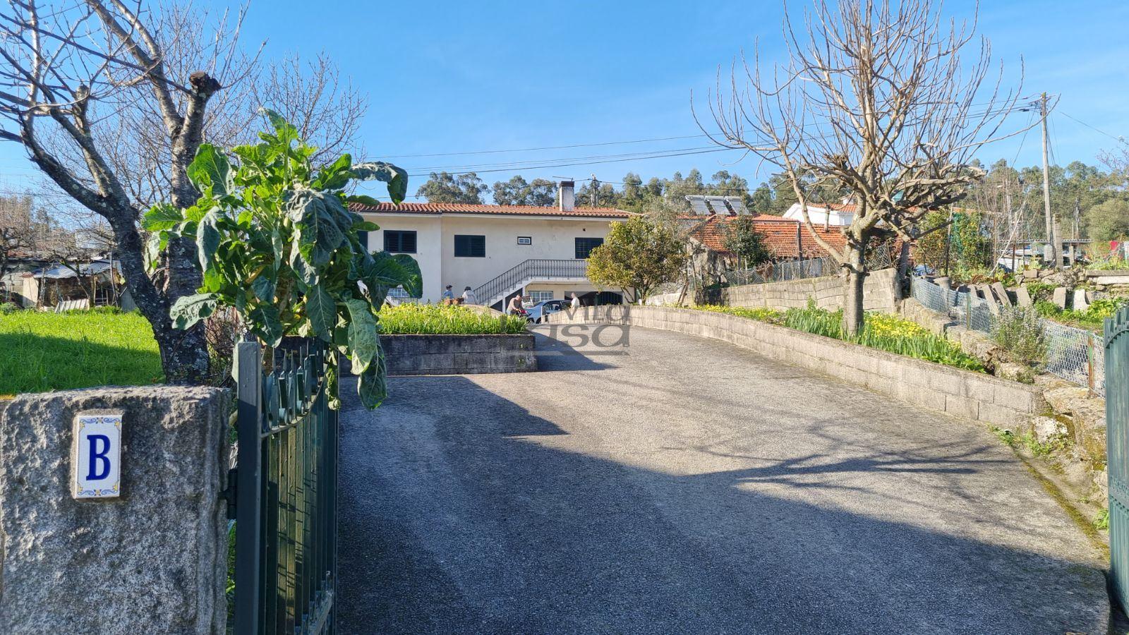 Andar de Moradia T2 com quintal e Garagem Individual para 6 carros em Penafiel