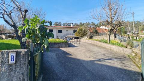 Andar de Moradia T2 com quintal e Garagem Individual para 6 carros em Penafiel