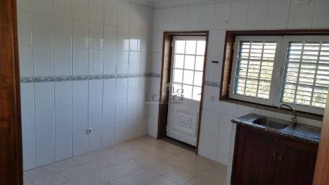 Andar de Moradia T2 com quintal e Garagem Individual para 6 carros em Penafiel