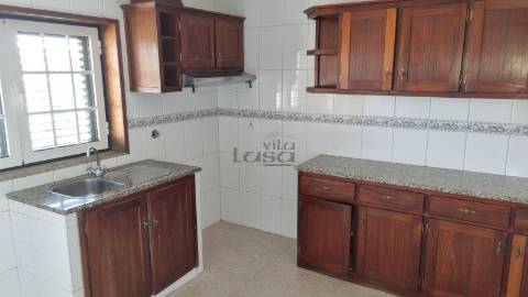 Andar de Moradia T2 com quintal e Garagem Individual para 6 carros em Penafiel