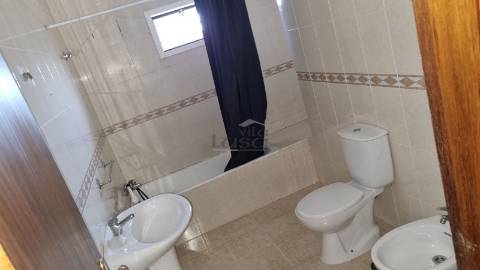 Andar de Moradia T2 com quintal e Garagem Individual para 6 carros em Penafiel