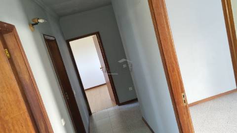 Andar de Moradia T2 com quintal e Garagem Individual para 6 carros em Penafiel