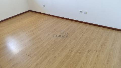 Andar de Moradia T2 com quintal e Garagem Individual para 6 carros em Penafiel