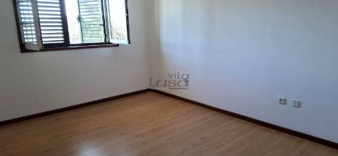 Andar de Moradia T2 com quintal e Garagem Individual para 6 carros em Penafiel