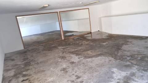 Andar de Moradia T2 com quintal e Garagem Individual para 6 carros em Penafiel