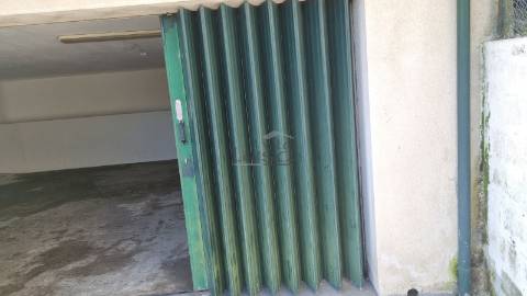 Andar de Moradia T2 com quintal e Garagem Individual para 6 carros em Penafiel