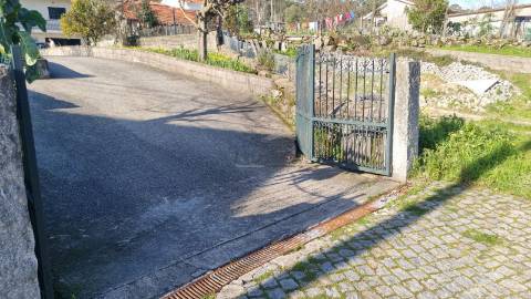 Andar de Moradia T2 com quintal e Garagem Individual para 6 carros em Penafiel