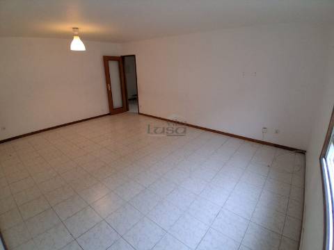 T3 renovado com lugar de garagem em Baguim do Monte Gondomar