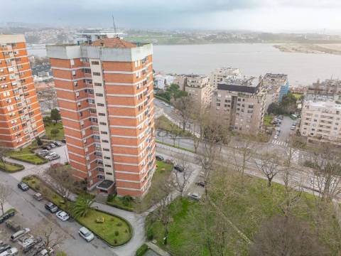 Apartamento T3 c/ vistas deslumbrantes de rio e mar