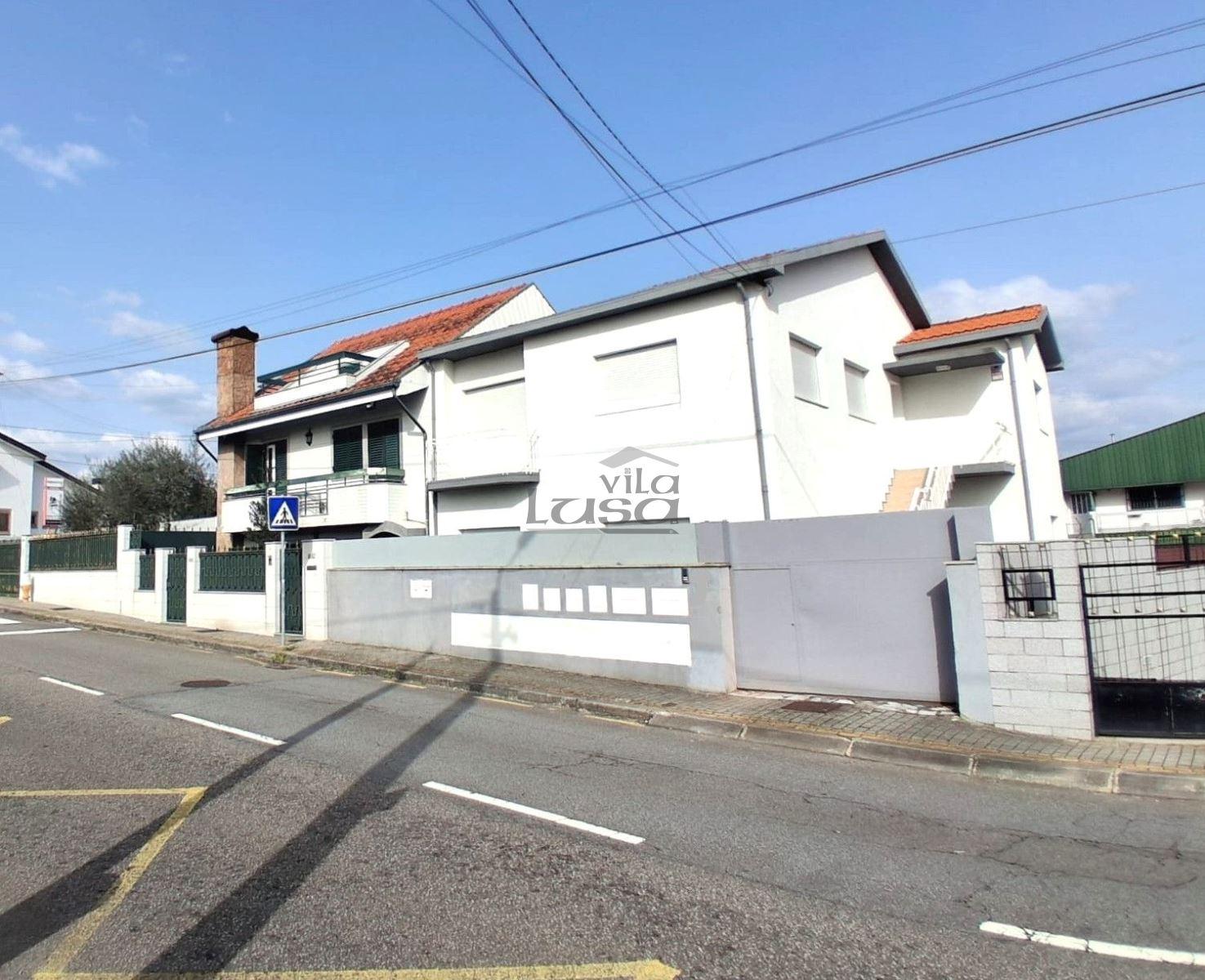 Andar de Moradia (1º andar), + área descoberta e 2 gar. individuais em São Cosme, Gondomar