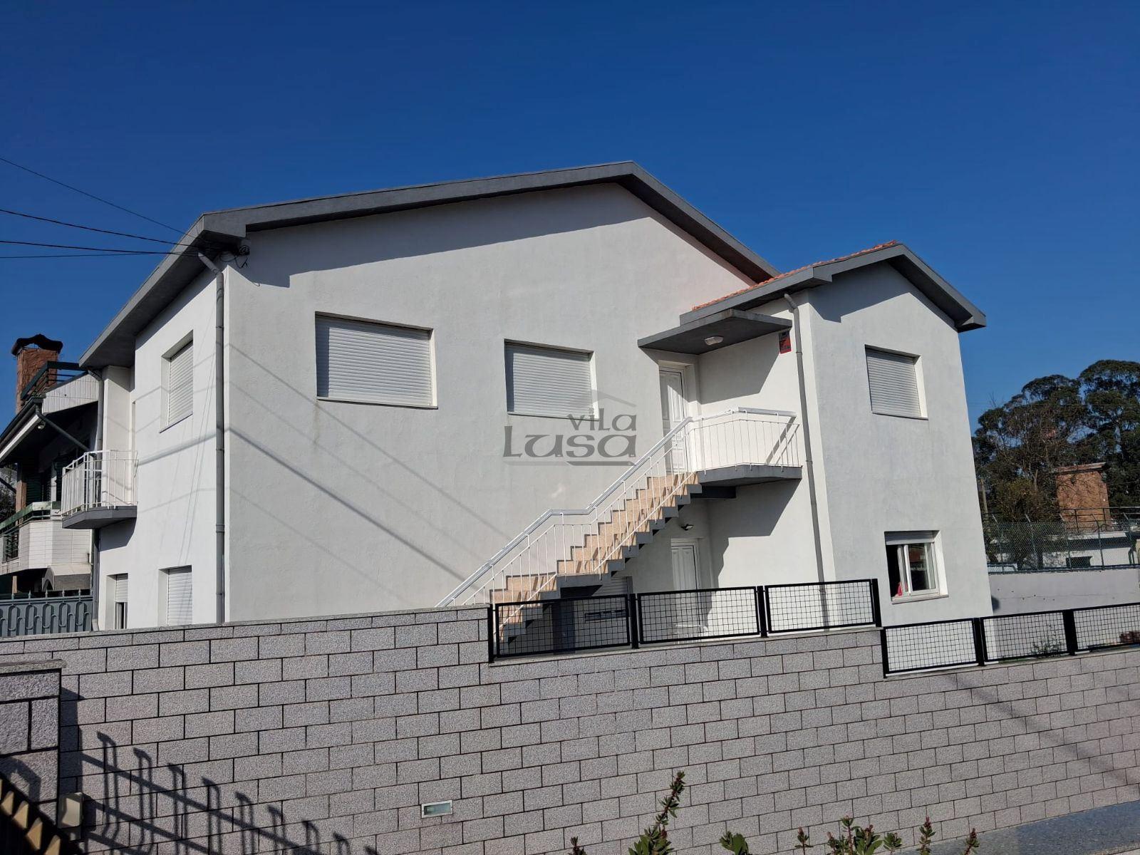 Andar de Moradia (1º andar), + área descoberta e 2 gar. individuais em São Cosme, Gondomar