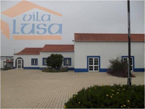 Herdade no Alentejo "Estalagem 4 estrelas com 38 quartos"