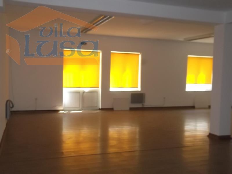 Loja em rés-do-chão com 170m2 no centro de Abraveses.Para visitar ou mais informações ligue o 939986987/232471632.