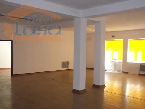 Loja em rés-do-chão com 170m2 no centro de Abraveses.Para visitar ou mais informações ligue o 939986987/232471632.
